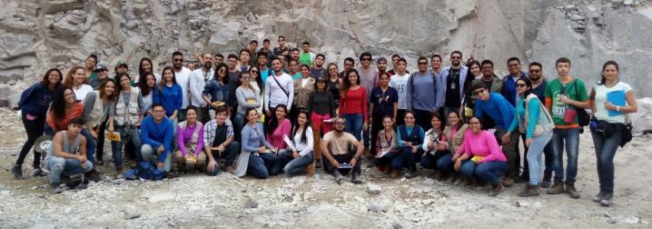 Estudantes participam de atividade de cmpo de Geologia Geral