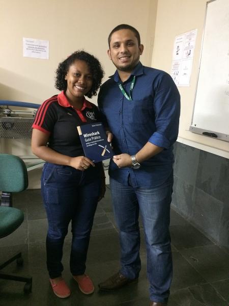 Coordenador do curso, Rômulo Silva Pinheiro, e a aluna premiada